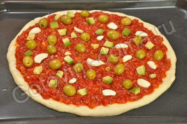 Постная пицца с оливками и чесноком