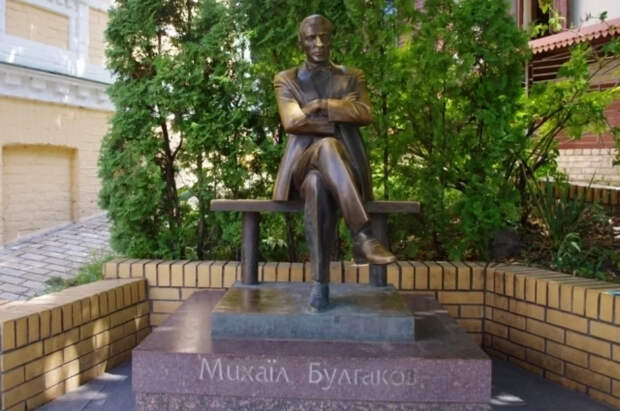 Комик Редька после шутки о сносе памятника Булгакову в Киеве получил угрозы