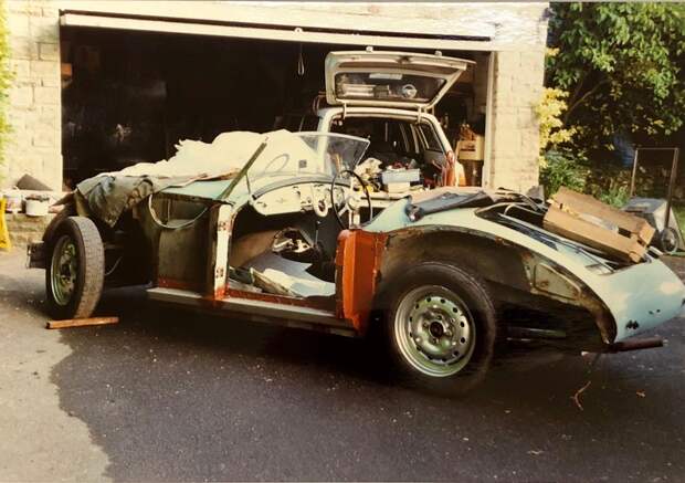MG roadster 1960 года выпуска 20 лет простоял под кучей мусора в гараже