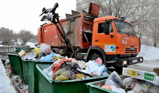 Регоператор просит не бросать мусор у многоэтажек