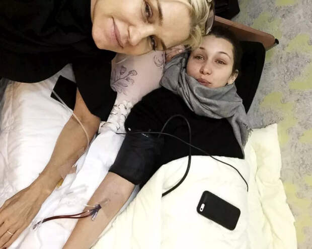 С мамой Иоландой Хадид