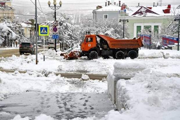 Дороги расчищают от снега и посыпают песком в Магадане