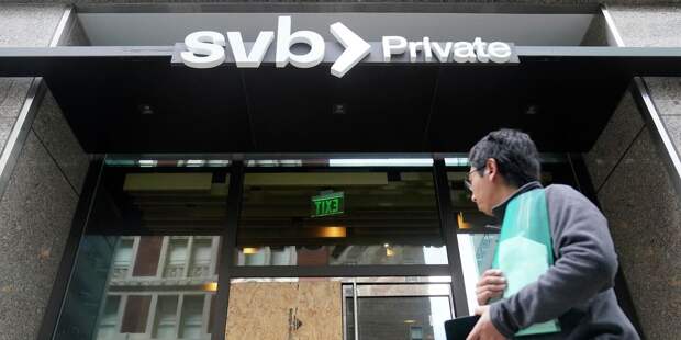 Прохожий возле отделения Silicon Valley Bank Private в Сан-Франциско, США Прохожий возле отделения Silicon Valley Bank Private в Сан-Франциско, США - ИноСМИ, 1920, 18.03.2023