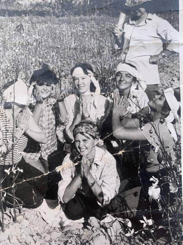 Фото сделано в Узбекистане на хлопковом поле, сбор хлопка. 1986 год..jpg