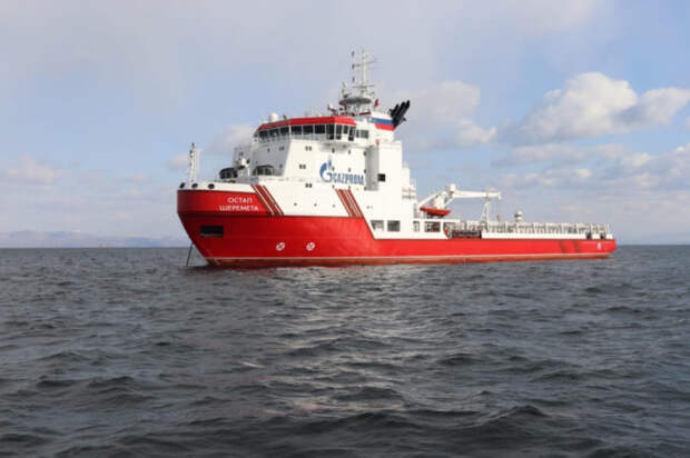Идущие под охраной ВМФ РФ суда для достройки «Северного потока-2» сменили курс