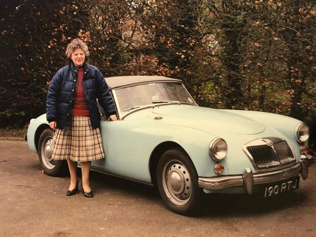 MG roadster 1960 года выпуска 20 лет простоял под кучей мусора в гараже