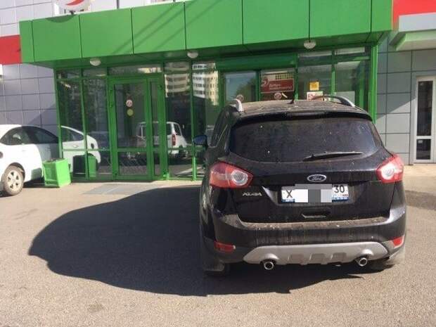 В Астрахани дед подал внуку пример, как парковаться в аккурат у входа в магазин 