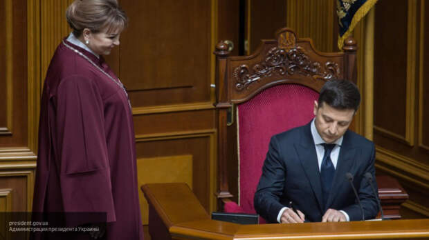 Зеленский подписал в Раде свой первый указ в качестве президента Украины