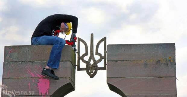Картинки по запросу В Польше хотят снести все памятники УПА