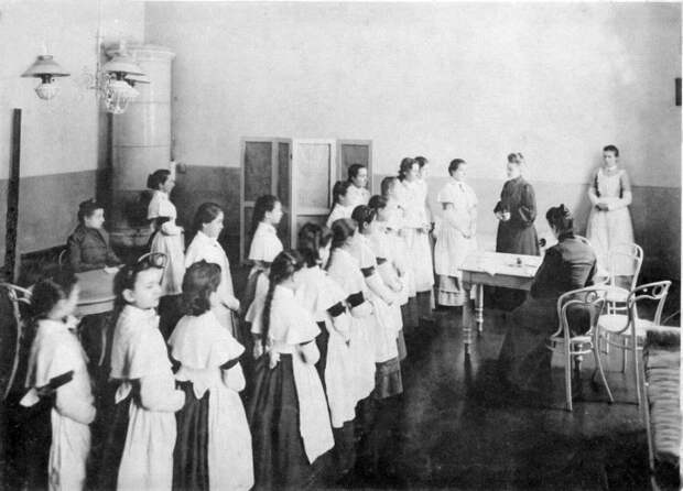 Медицинский осмотр. Выпускной альбом института 1889 года. Медицинский осмотр. Выпускной альбом института 1889 года.