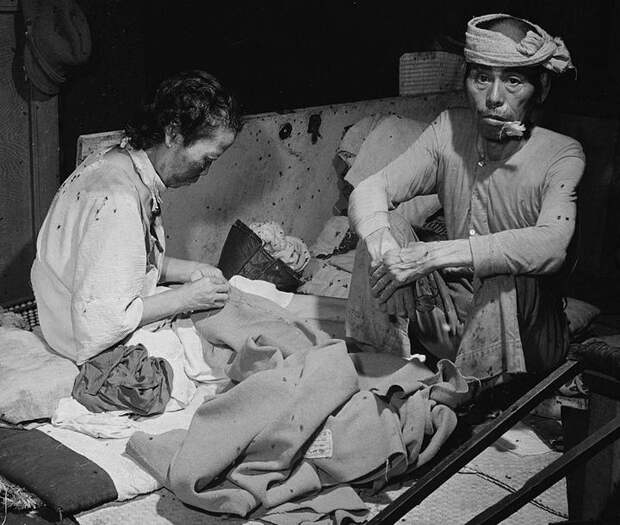 19. Жертвы взрыва в кишащем мухами временном госпитале в здании банка в Хиросиме 15 сентября 1945 года. (U.S. Department of Navy)