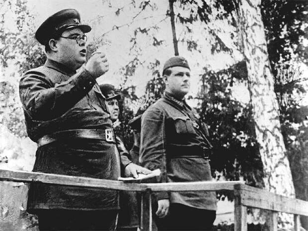 Щербаков выступает перед бойцами во время войны. Архивное фото