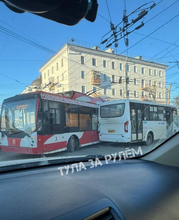 В Туле столкнулись троллейбус и автобус, перекрыто две полосы движения