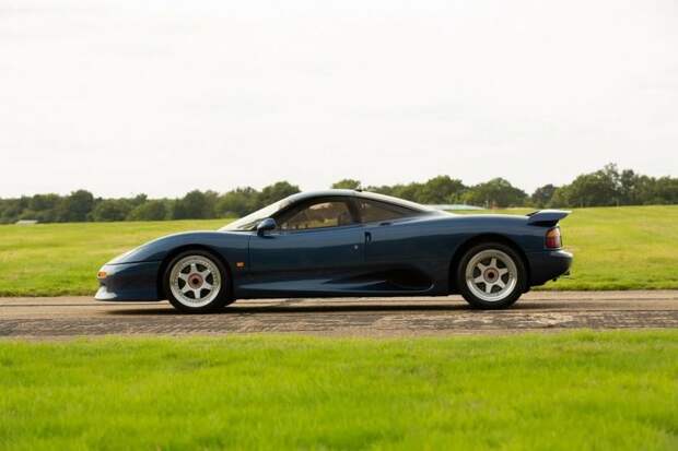Jaguar XJR-15 — первый в мире карбоновый суперкар, о котором все забыли