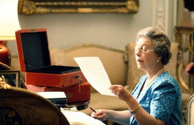 Королева Елизавета II со своими правительственными документами. Источник фото pinterest.com
