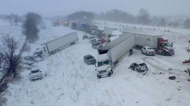 Около 100 машин столкнулись из-за мощного снегопада в США