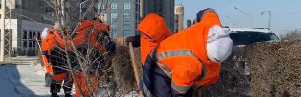 Работа служб усилена: 400 работников очищают улицы Актау от снега и льда