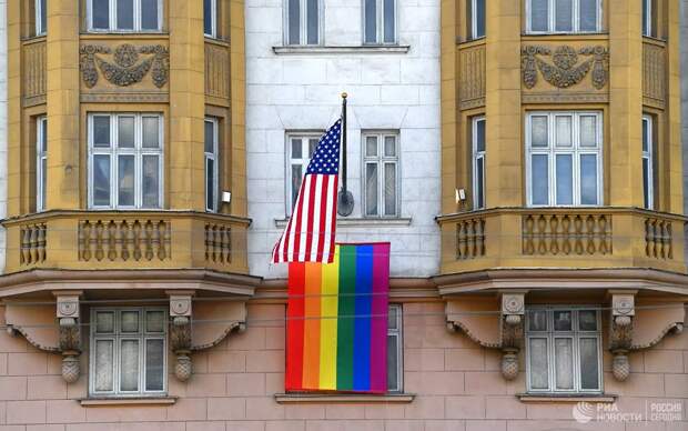 Здание посольства США в Москве. Фото из интернета. Есть вопросы о том, кто направляет, поощряет, финансирует и защищает сексульно озабоченных граждан в России? Или и так понятно?