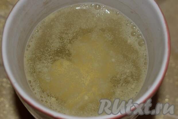 Заливаем содержимое кружки горячей водой. 