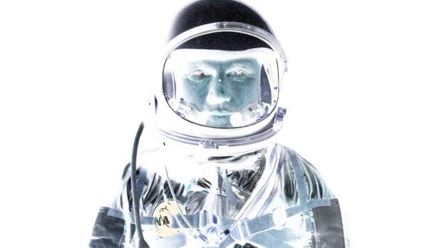 Если вы на некоторое время сосредоточите взгляд на белой точке на фотографии астронавта Джона Гленна, произойдет удивительная вещь