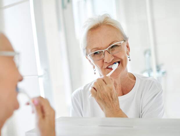 Врач порекомендовал простой лайфхак для защиты от деменции при чистке зубов