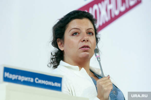 Певец Пьер Нарцисс обвинил мужа Симоньян в расизме. «Получат где-нибудь по морде»