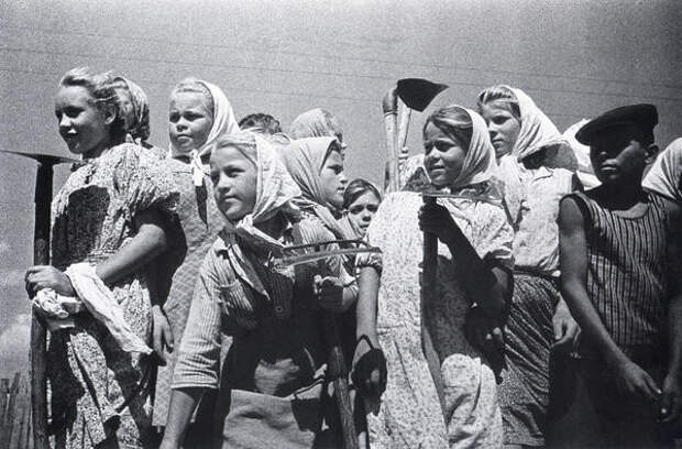 Целина. Школьники помогают колхозу. 1955.jpg Целина. Школьники помогают колхозу. 1955.jpg