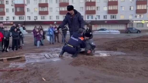 В Солнечногорске два школьника по пояс провалились под землю