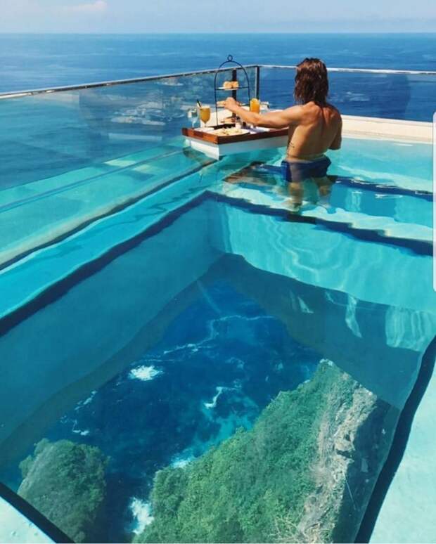 Этот эпический бассейн на Бали расположен на 150-метровой высоте. И у него стеклянное дно! бали, бассейн, в мире, красота, природа, путешествие