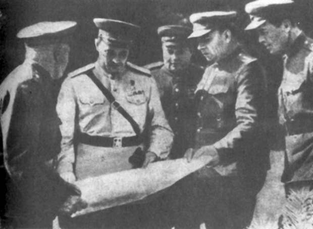 Генерал Черняховский с офицерами своего штаба обсуждает план освобождения Вильнюса