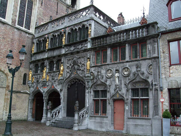 https://upload.wikimedia.org/wikipedia/commons/thumb/6/6e/Basilica_of_the_Holy_Blood_-_Saint-Baselius_Chapel%2C_Bruges%2C_Belgium..jpg/1200px-Basilica_of_the_Holy_Blood_-_Saint-Baselius_Chapel%2C_Bruges%2C_Belgium..jpg