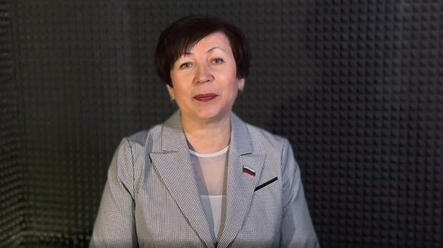 Отцы, братья, наставники. Женщины — депутаты Барнаула поздравили мужчин с праздником