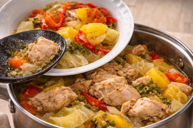 «Забыл про плиту на час»: ленивый рецепт из курицы и овощей, который выручает нашу семью через день