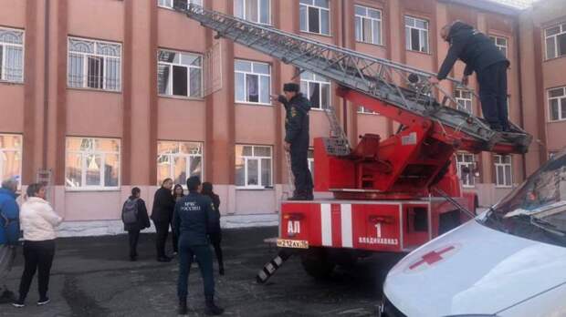 Более 500 детей эвакуированы из загоревшейся школы: репортаж «Народных Новостей» из Владикавказа