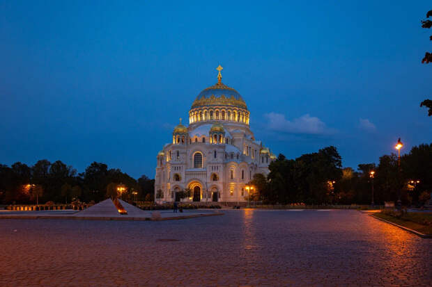 В Кронштадте местных жителей поздравили плакатом с несколькими ошибками