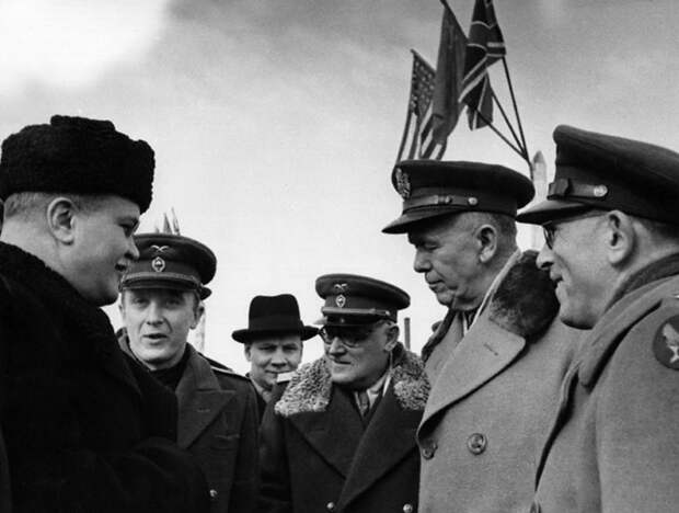 Павлов переводит разговор Молотова с американским генералом Джорджем Маршаллом (второй справа).