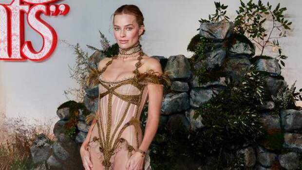 Сразила наповал: Марго Робби впечатлила прозрачным платьем и необычным аксессуаром