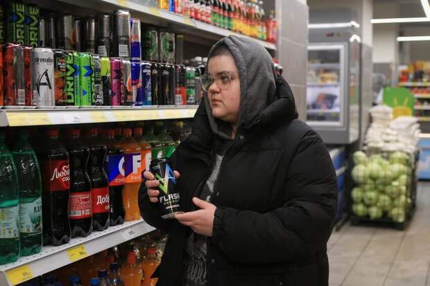 В трёх магазинах у дома Марина без проблем купила энергетические напитки, паспорт у неё не спросили. Фото: Михаил Подобед