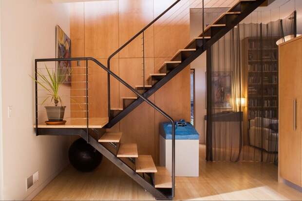 Лестница из дерева и металла, в дизайне которой совершенно отсутствуют ненужные элементы и излишества.