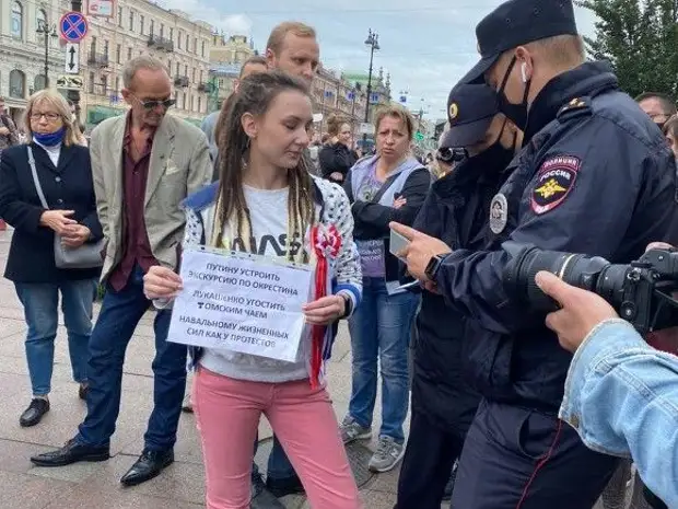 «Навальный — живи», «Путин — уходи»: петербуржцы вышли «покормить голубей»
