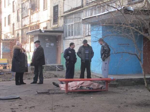 Загадка трупа полицейского, найденного под окнами 24-этажки в Петербурге