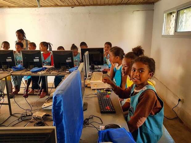 Значительная часть компьютерной техники поставляется от благотворительных организаций Антананариву, африка, беднейшие страны, города Мадагаскара, мадагаскар, путешествие, столица Мадагаскара, столицы