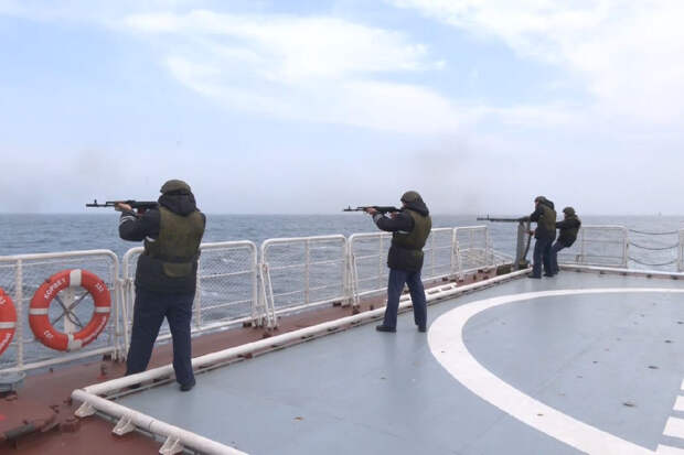 Корабли Тихоокеанского флота провели учение по борьбе с безэкипажными катерами и БпЛА в заливе Петра Великого