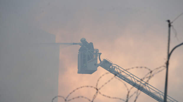 Пожар вспыхнул после падения обломков дрона ВСУ на медцентр в Краснодаре