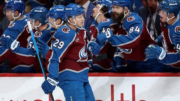 Маккиннон стал лучшим снайпером сезона в НХЛ