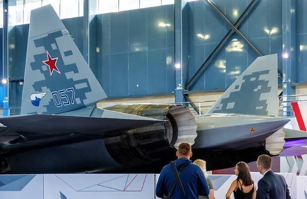 Истребитель Су-57 с двигателем АЛ-51Ф1 (особенность, треугольные "лопатки" сопла). / Источник фото: Яндекс картинки