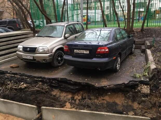В Москве коммунальщики сделали противоугонную систему для водителей, но те ей не рады.