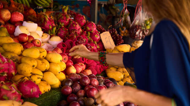 SHOT: россиян не пускают на рейс из-за корзин с фруктами в Таиланде