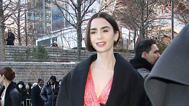 Актриса Лили Коллинз в топе и брюках вышла на публику