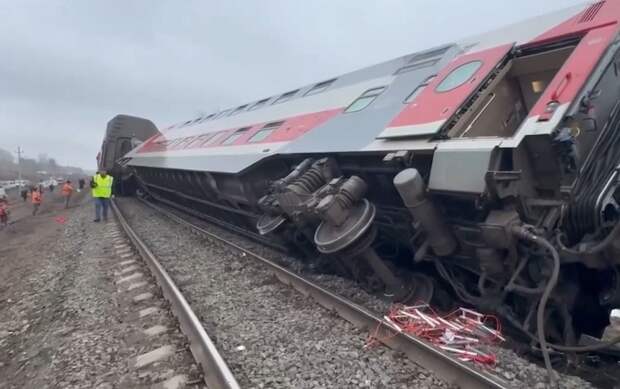 СК назвал предварительную причину схода вагонов поезда Москва — Челябинск